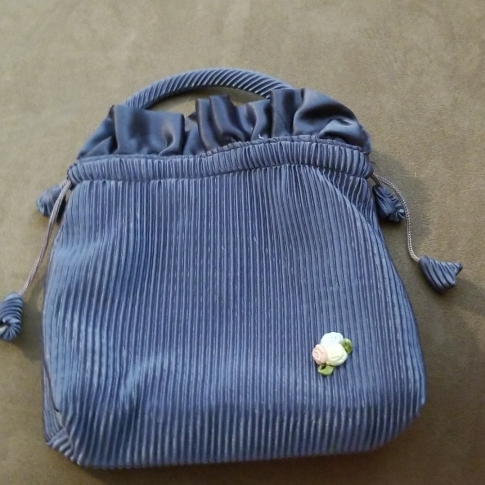 GrayLittle bag with 3 little flowers in the corner